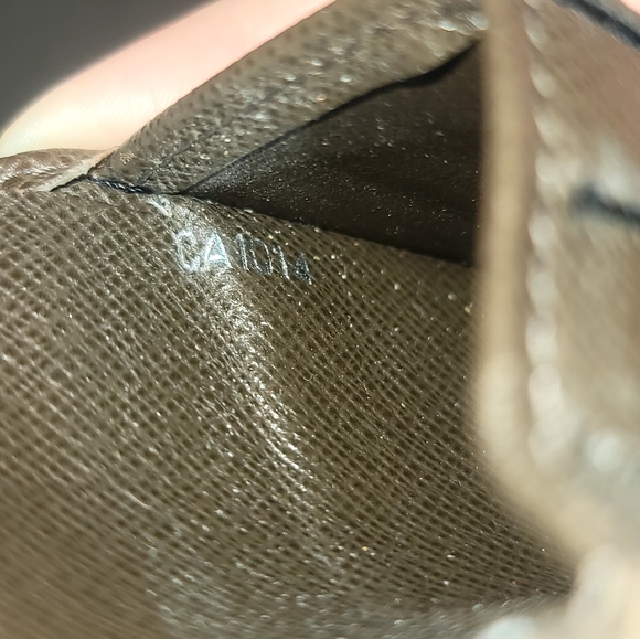 Authentic Louis Vuitton Portivier 3 Volle Taiga Bifold Multiple Wallet - Picture 15 of 15